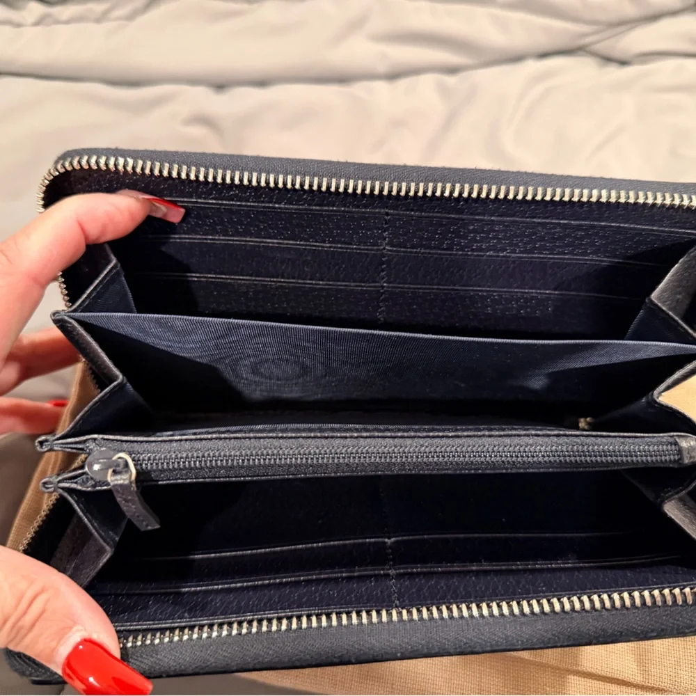 Gucci Beige and Navy Wallet with Red Accent - Picture 7 of 8